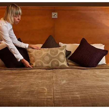 Wallis Arms 3*